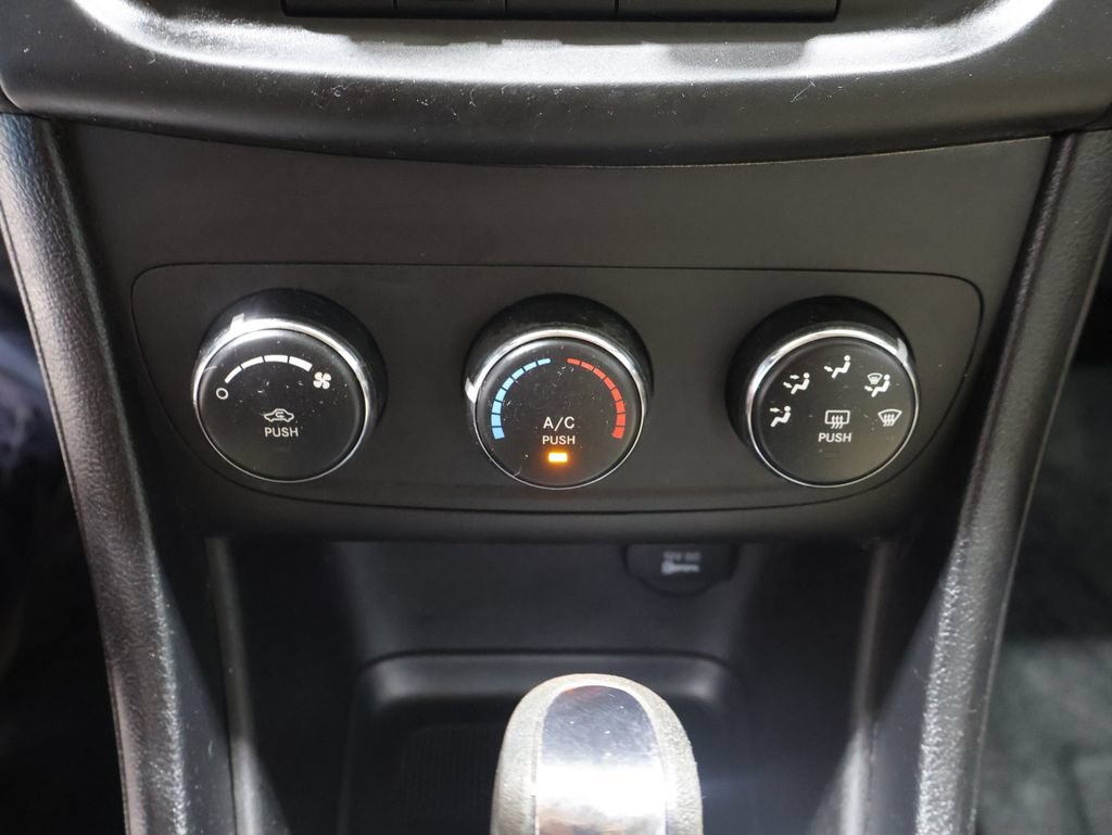 Used 2014 Dodge Avenger SE FWD image 24