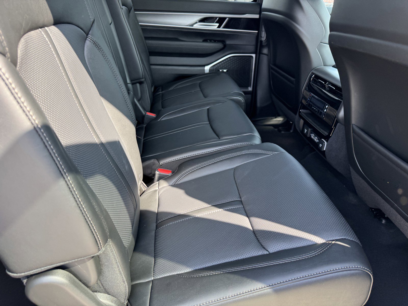 New 2025 Jeep Wagoneer L Series II w/ Premium Group I image 9