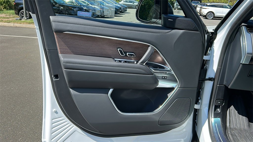 New 2025 Land Rover Range Rover SE image 9