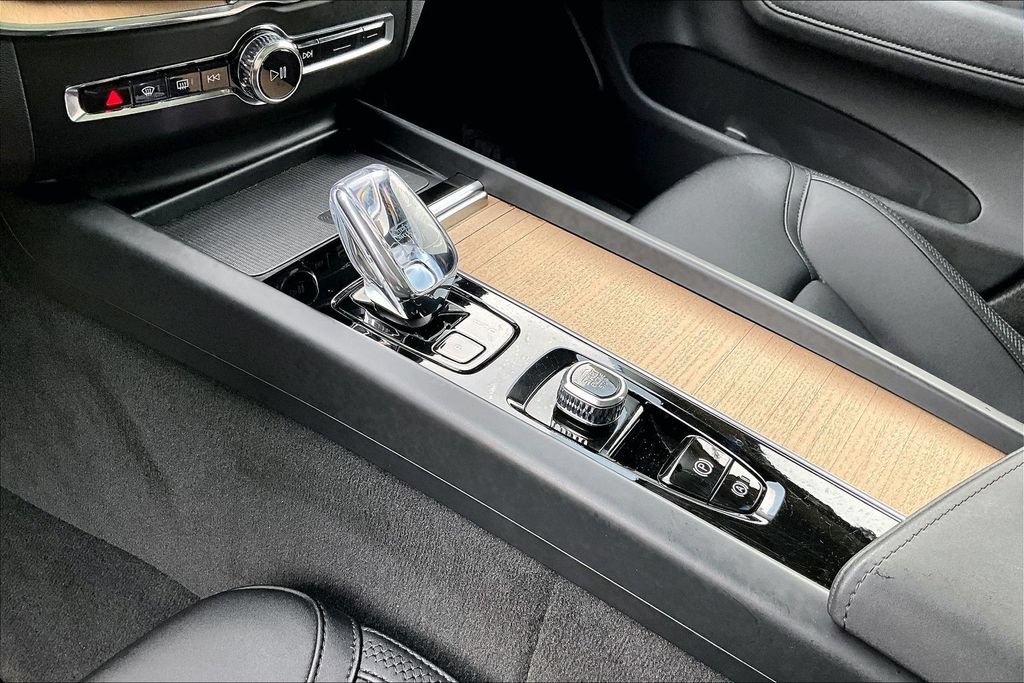 Certified 2026 Volvo XC60 B5 Plus AWD/4WD image 19
