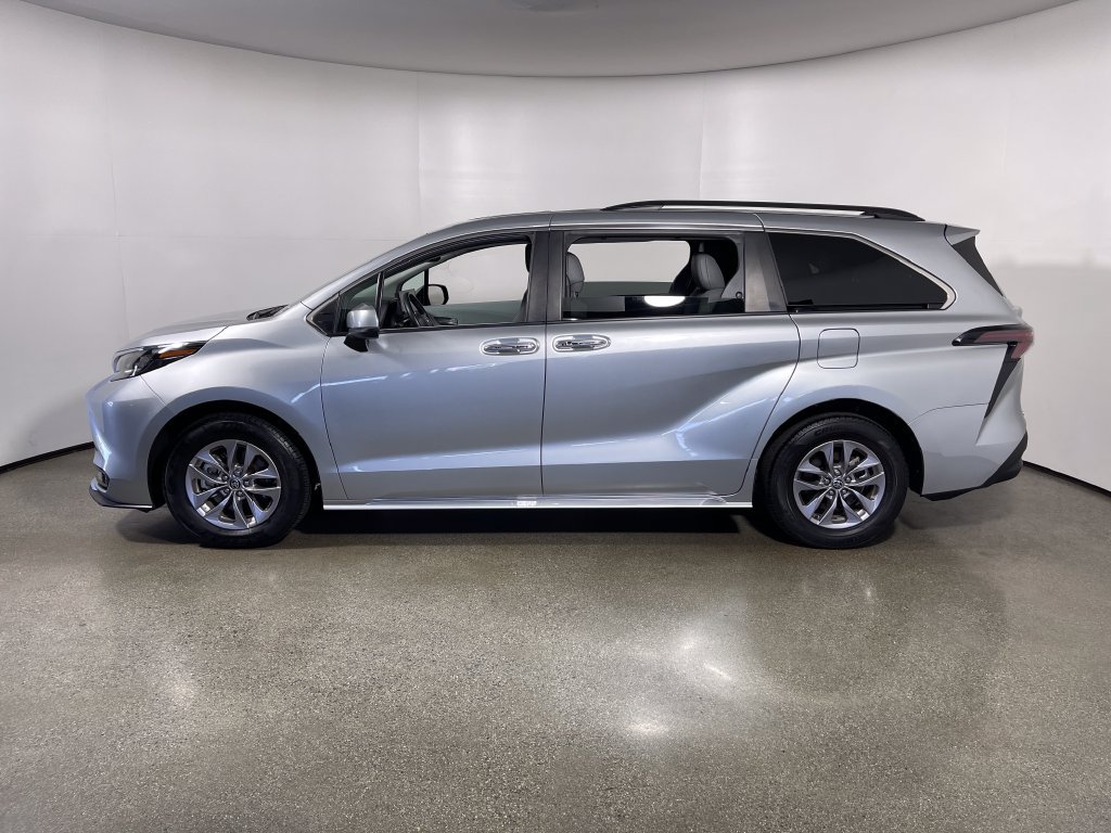 Certified 2025 Toyota Sienna XLE FWD image 6