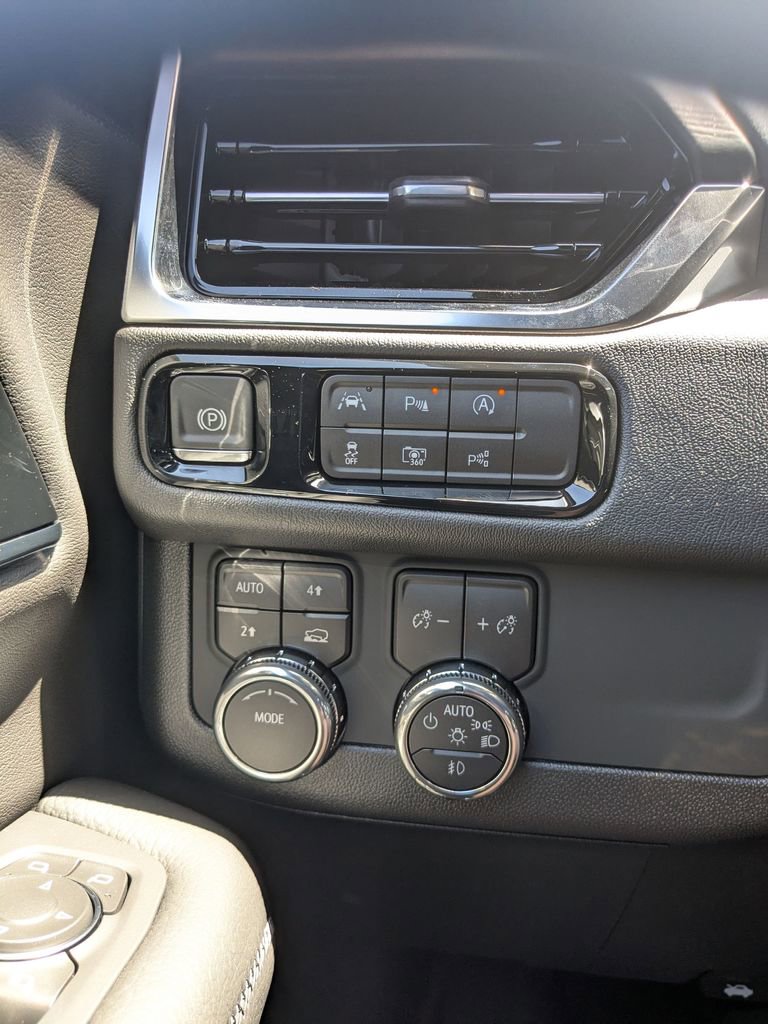 New 2025 GMC Yukon XL Denali w/ Sun & Power Step Package image 23