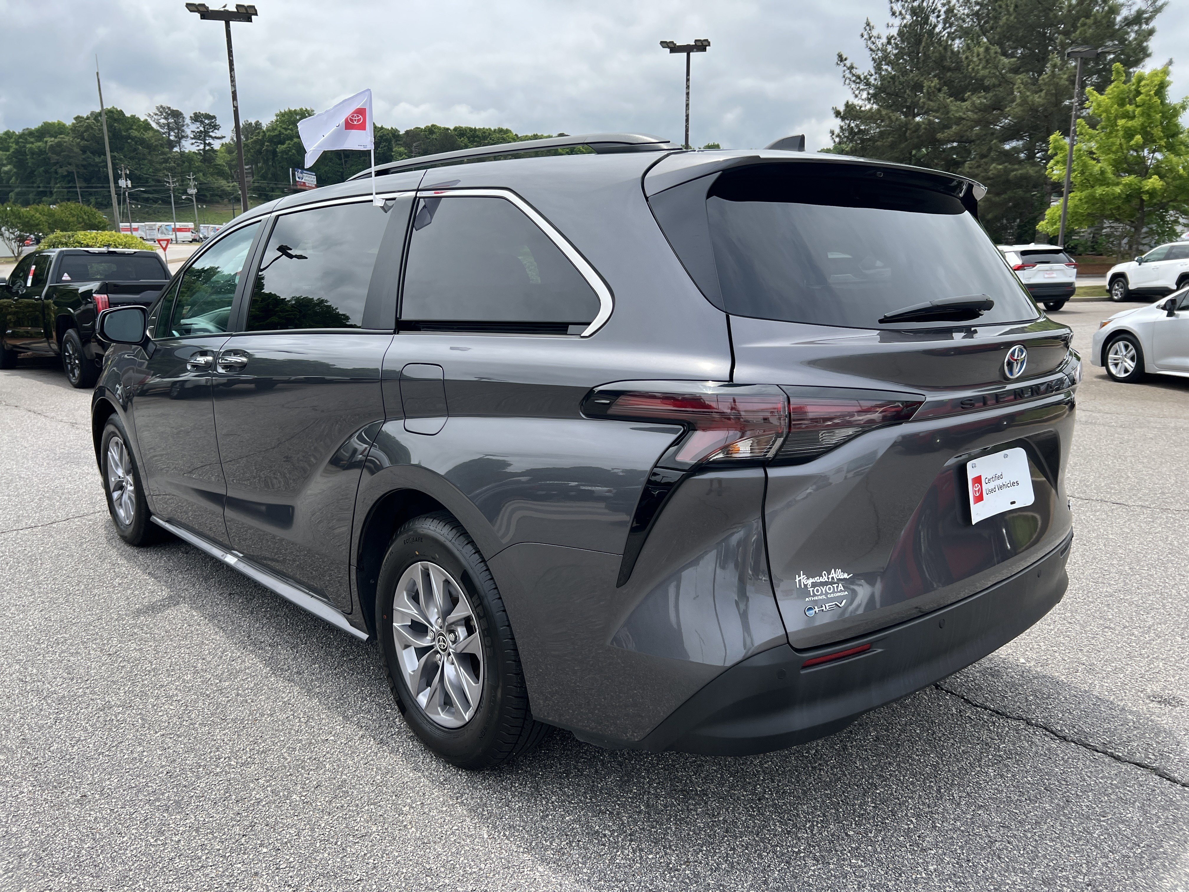 Certified 2025 Toyota Sienna XLE FWD image 18