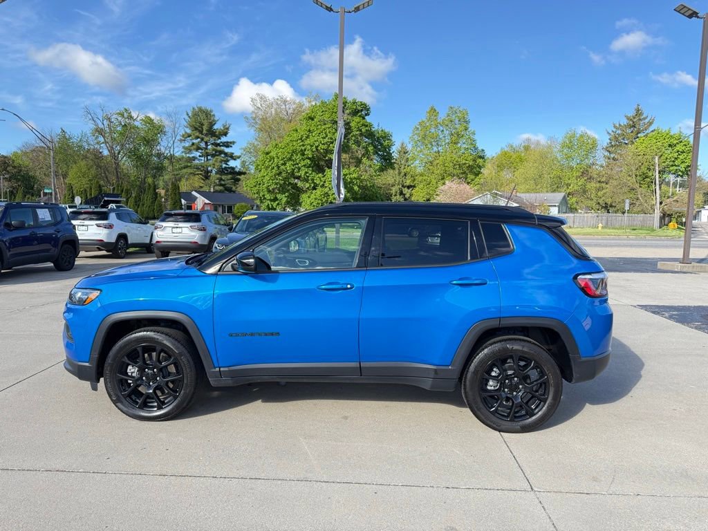 Used 2023 Jeep Compass Latitude AWD/4WD image 4