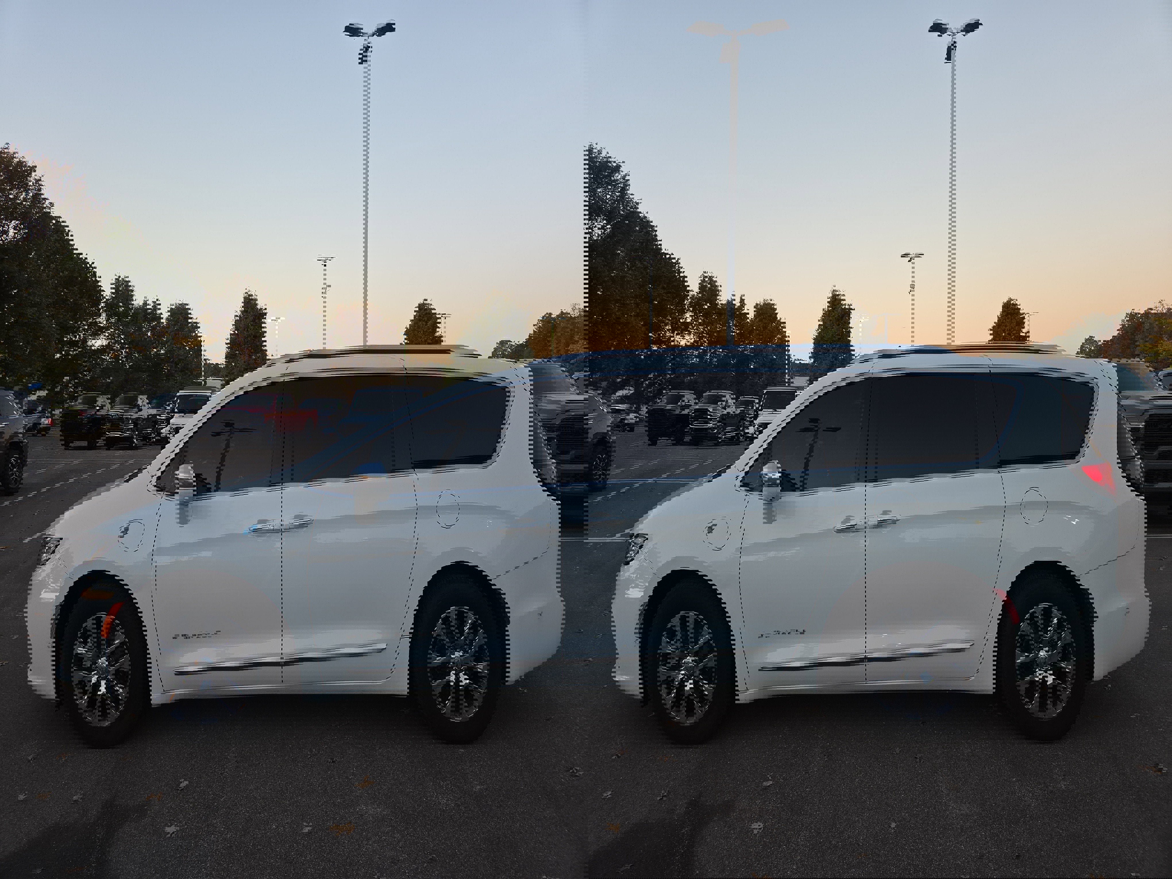 Used 2022 Chrysler Pacifica Pinnacle image 2