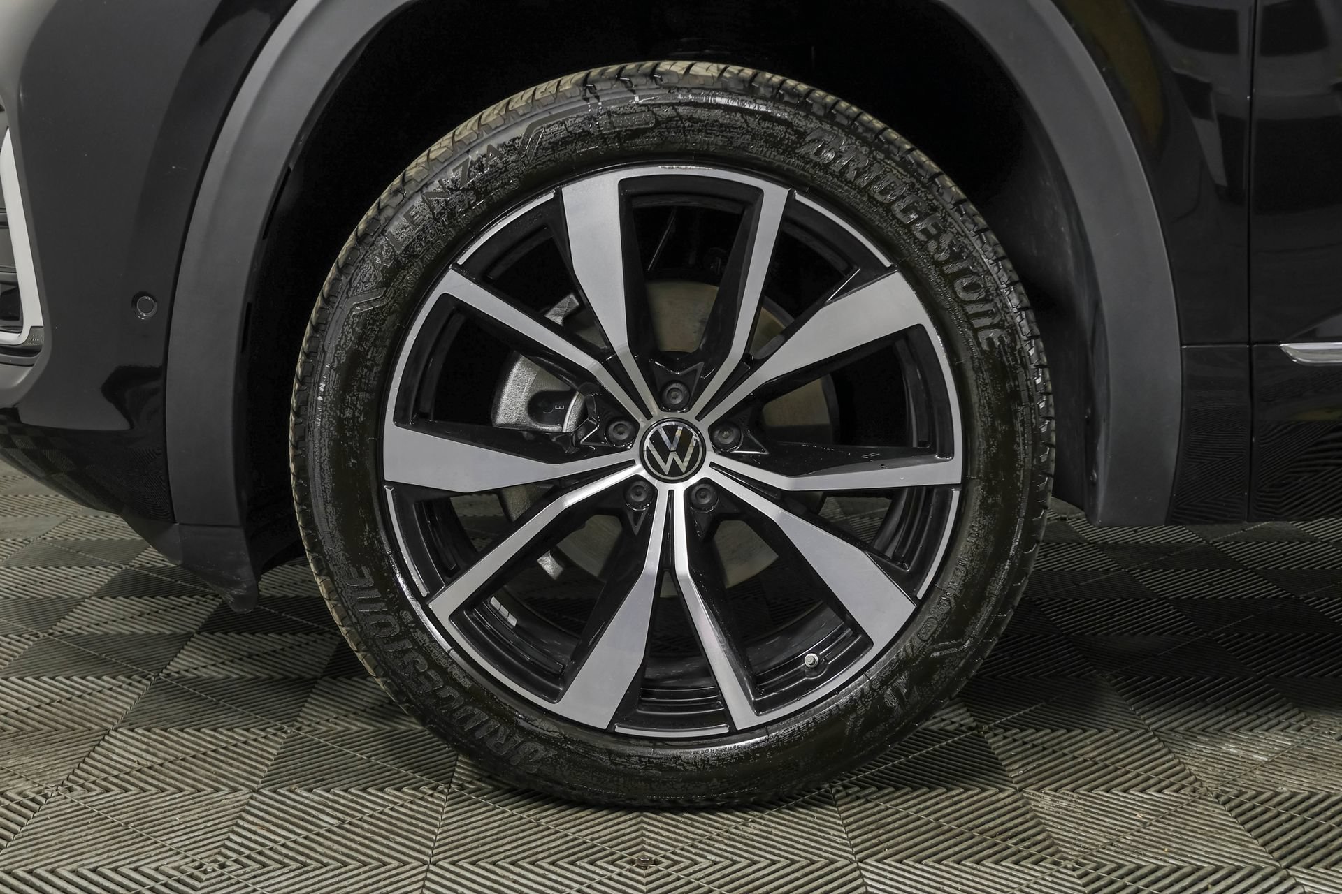 Used 2025 Volkswagen Atlas Cross Sport SEL Premium R-Line AWD/4WD image 25
