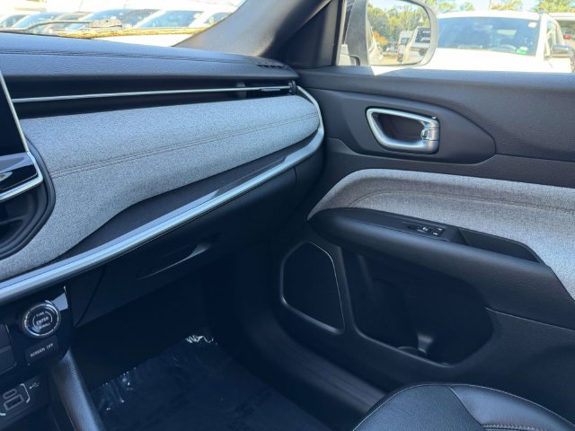 Certified 2023 Jeep Compass Latitude AWD/4WD image 33