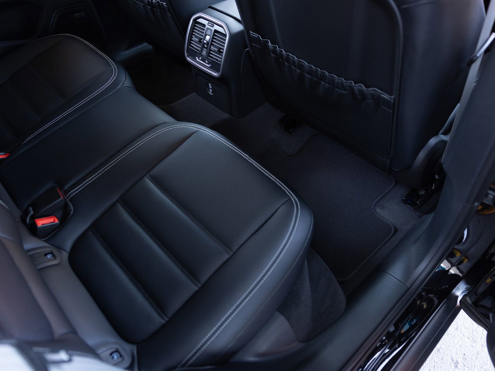 Certified 2025 Porsche Macan S image 33