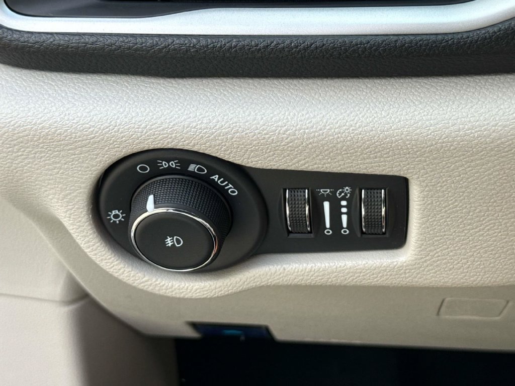 Used 2024 Chrysler Pacifica Limited FWD image 23