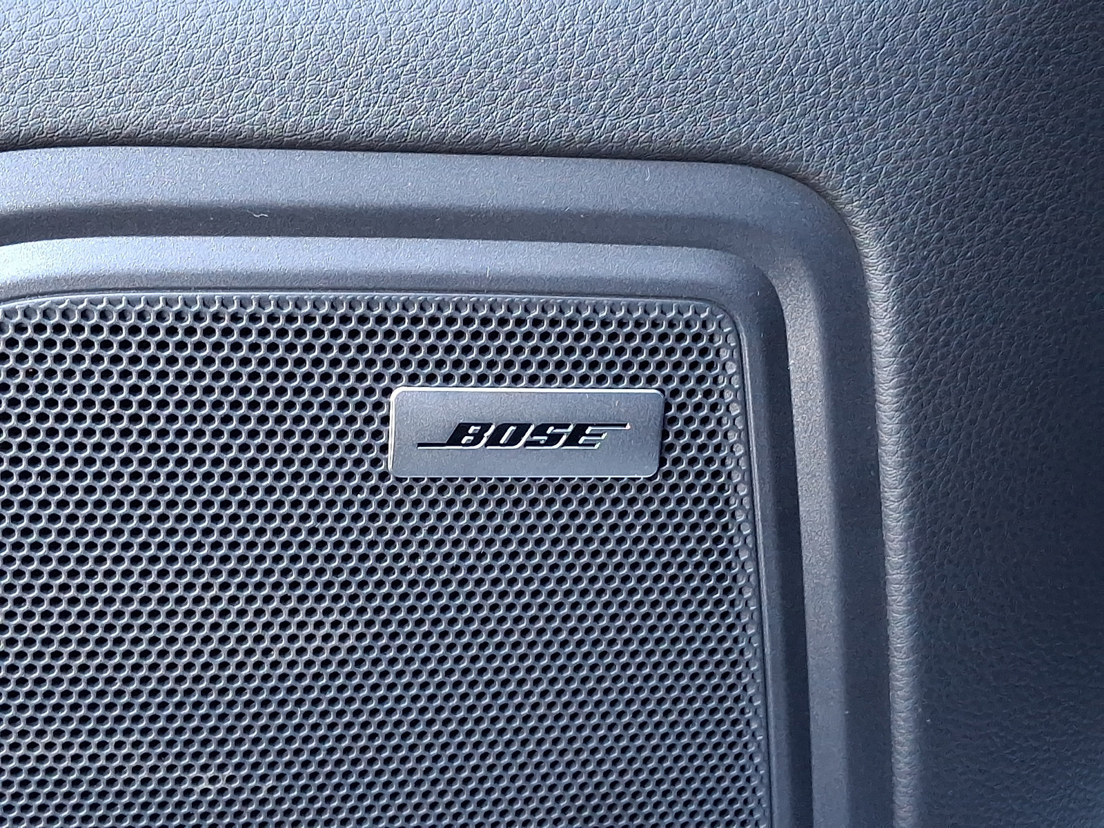 Certified 2025 Porsche Macan AWD/4WD image 28