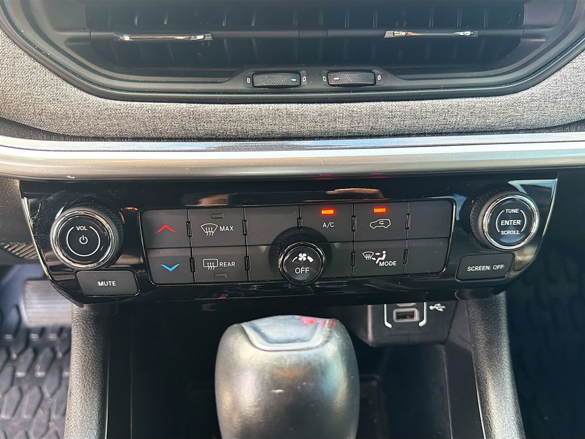 Used 2023 Jeep Compass Latitude image 31