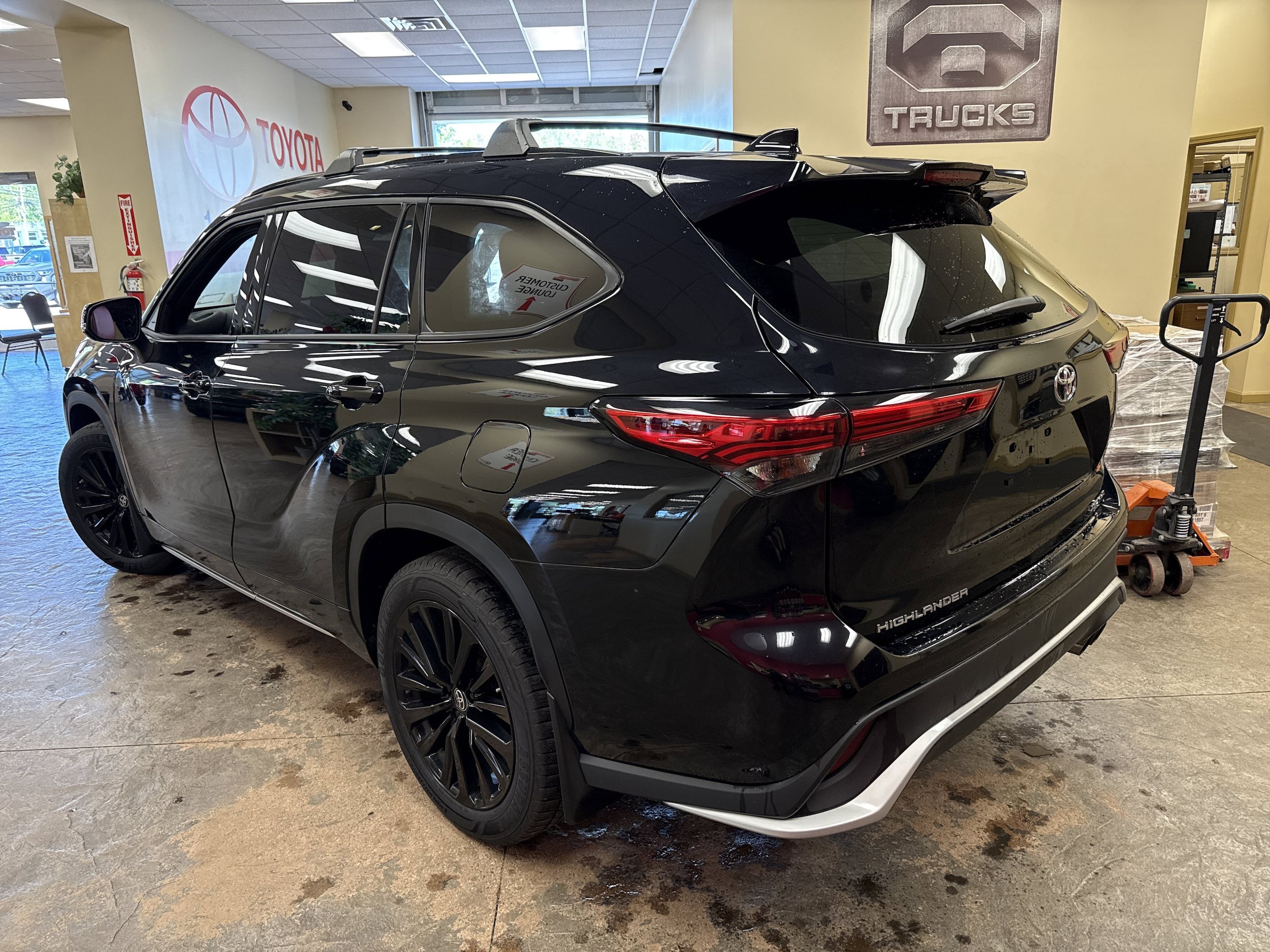 Used 2023 Toyota Highlander XSE AWD/4WD image 8