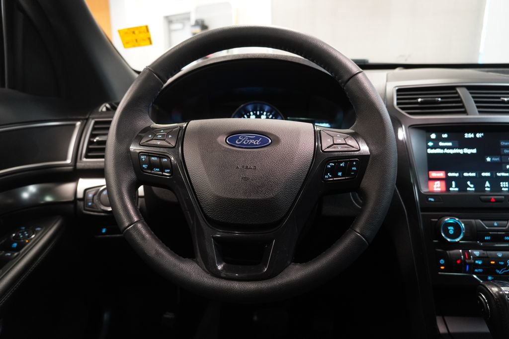 Used 2018 Ford Explorer XLT w/ Equipment Group 202A AWD/4WD image 19