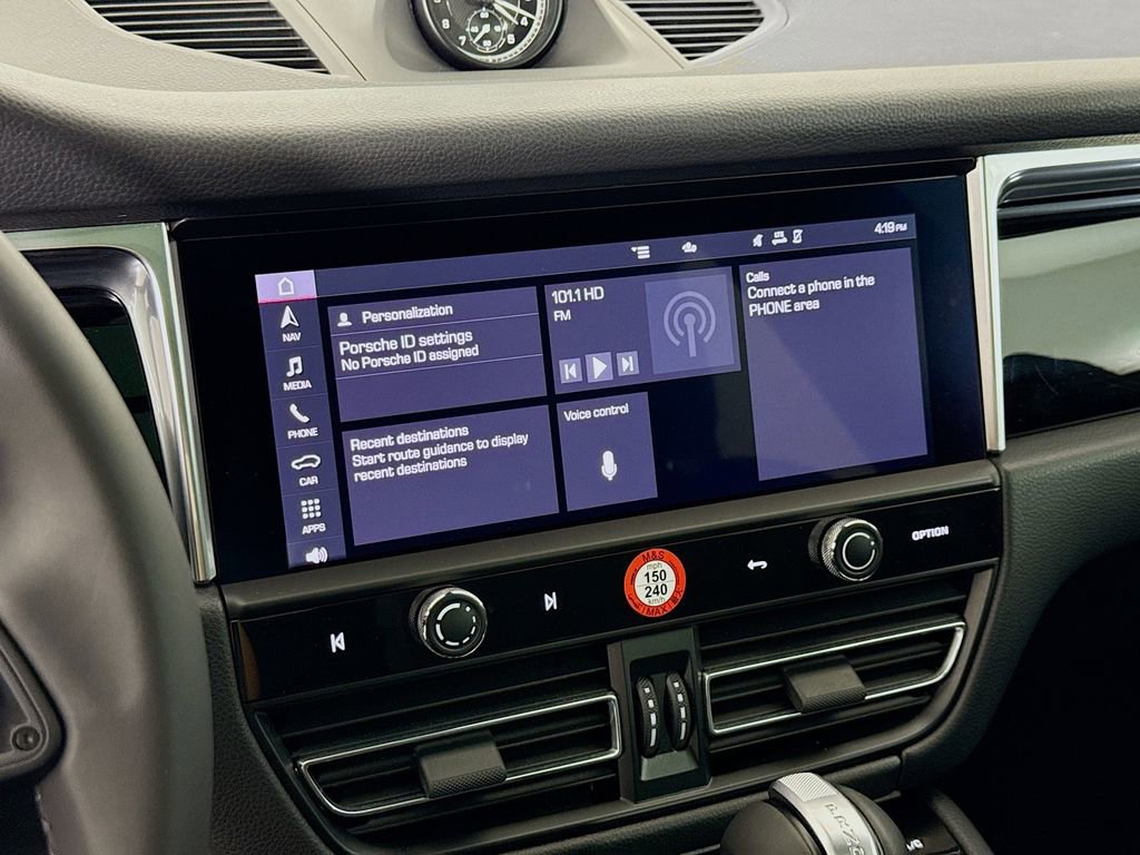 Certified 2025 Porsche Macan AWD/4WD image 18