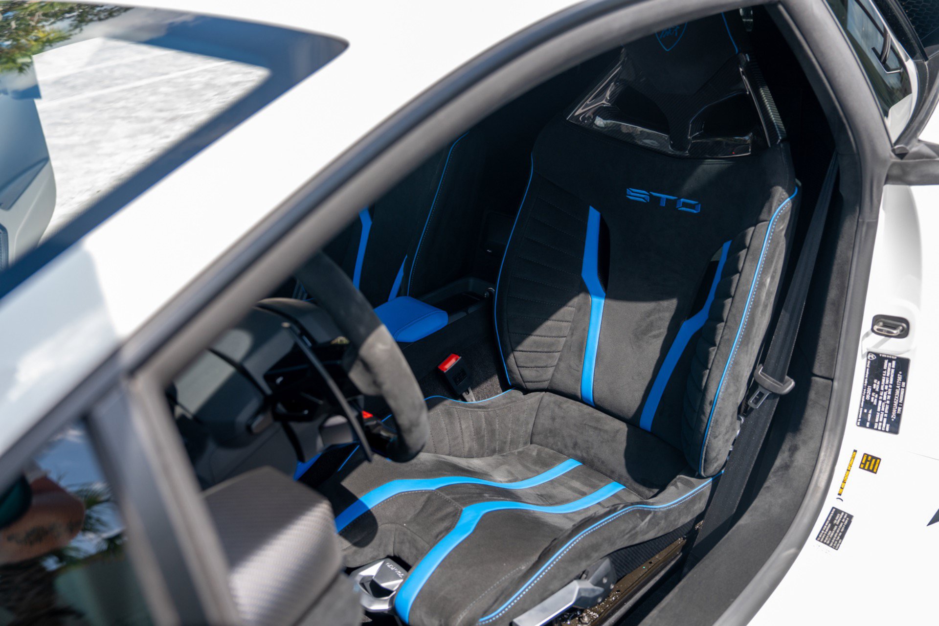 Used 2021 Lamborghini Huracan STO RWD image 19