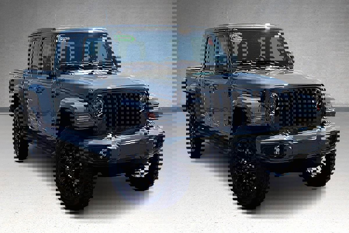 Used 2023 Jeep Gladiator Overland image 2