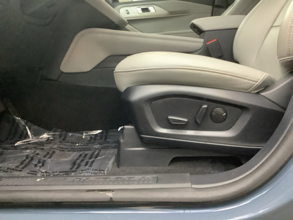 Used 2025 Ford Explorer Active w/ Active Comfort Package image 13