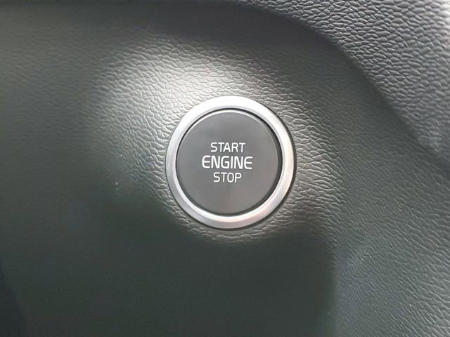 Used 2025 Volvo XC40 B5 Core image 17