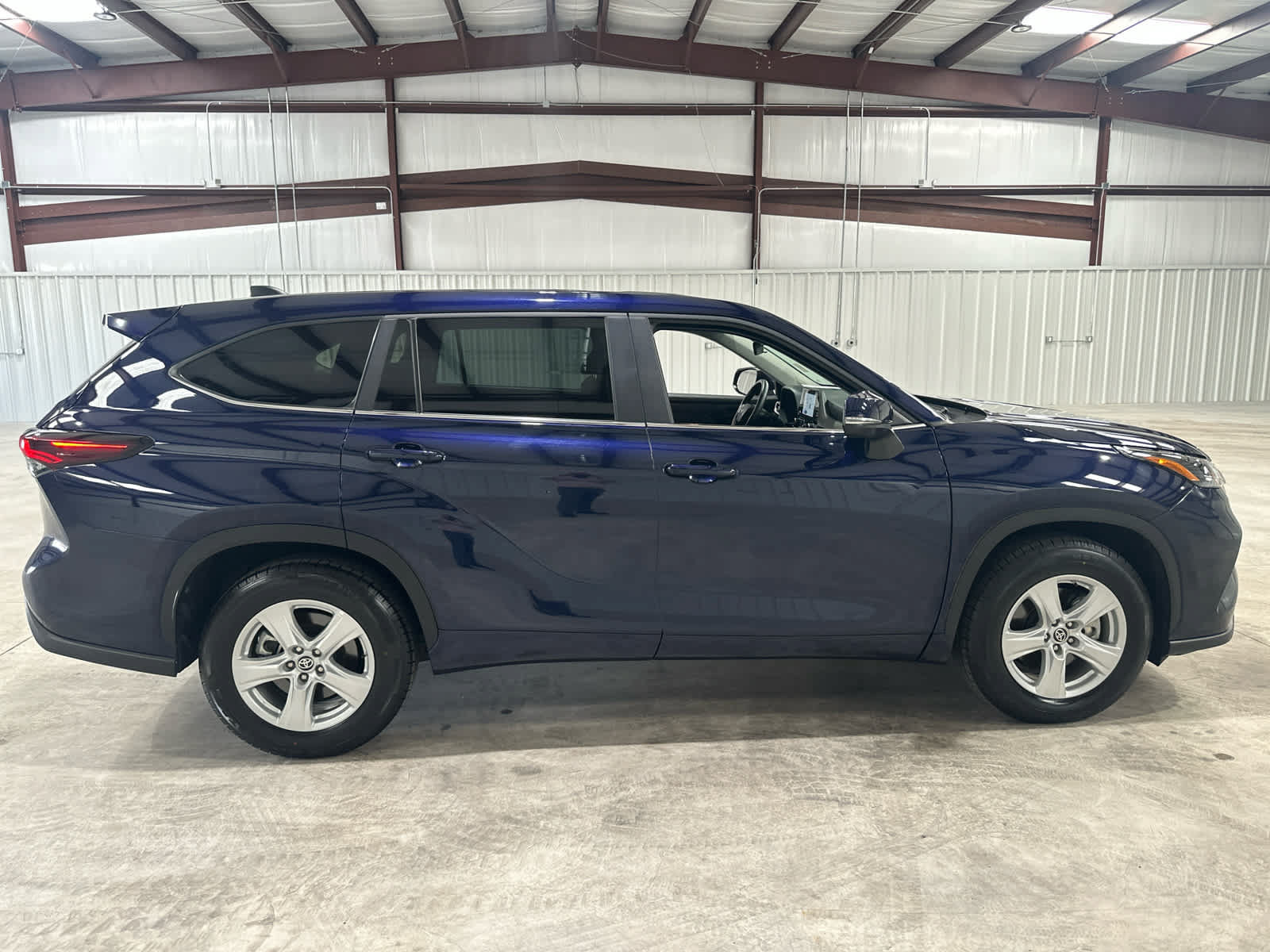 Used 2025 Toyota Highlander LE FWD image 6