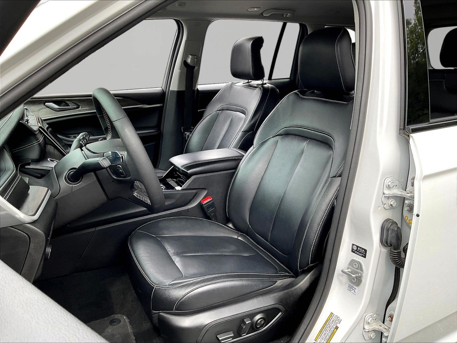 Used 2023 Jeep Grand Cherokee Limited w/ Black Appearance Package AWD/4WD image 21