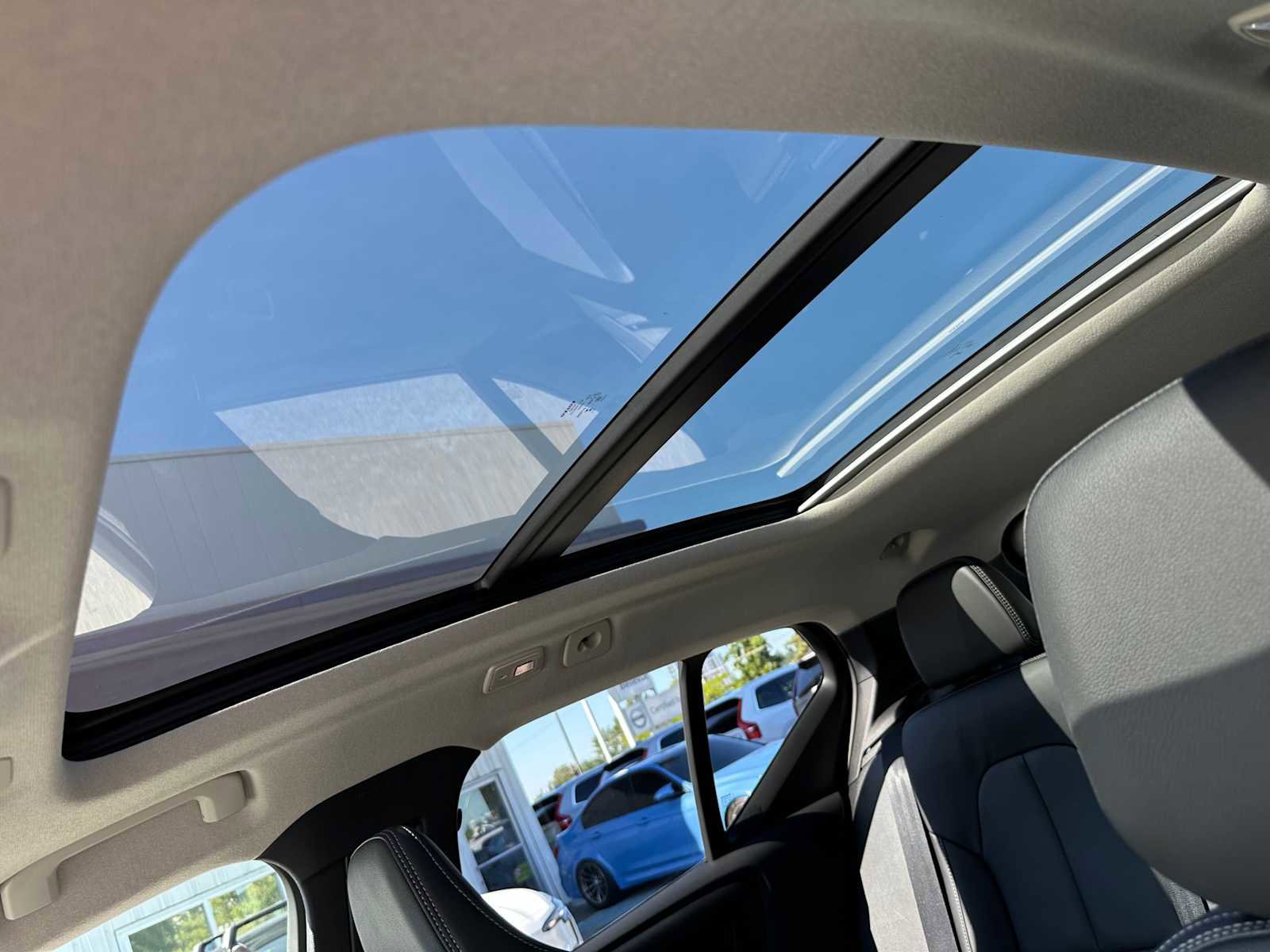 New 2025 Volvo XC40 B5 Ultra w/ Climate Package image 23