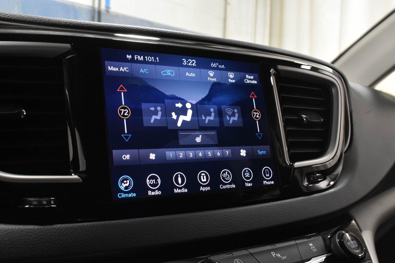 Used 2018 Chrysler Pacifica Touring-L FWD image 15