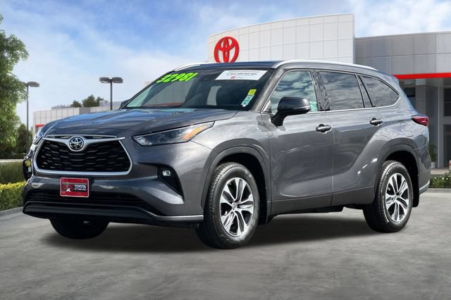 Certified 2022 Toyota Highlander XLE AWD/4WD image 10