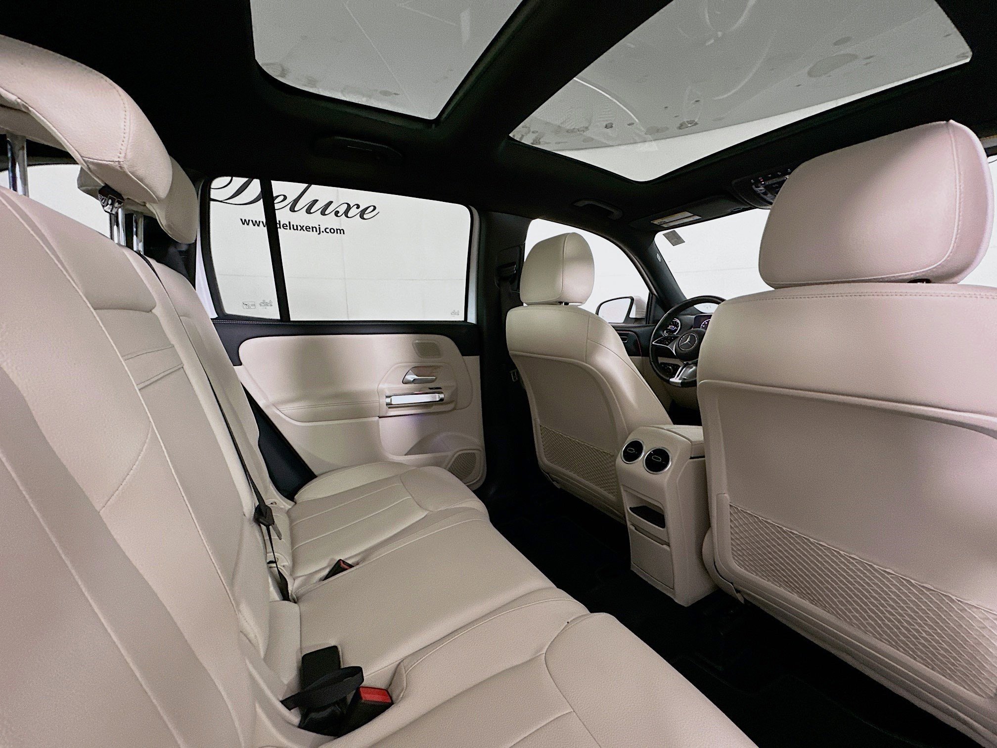 Used 2024 Mercedes-Benz GLB 250 4MATIC w/ Driver Assistance Package image 30
