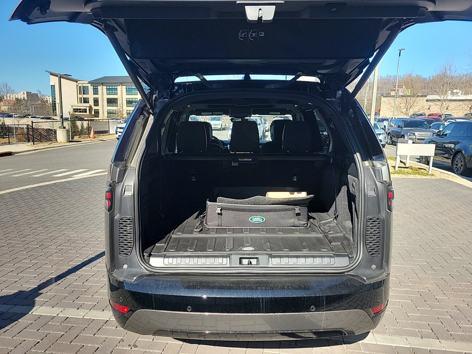 Certified 2025 Land Rover Discovery Dynamic SE AWD/4WD image 7