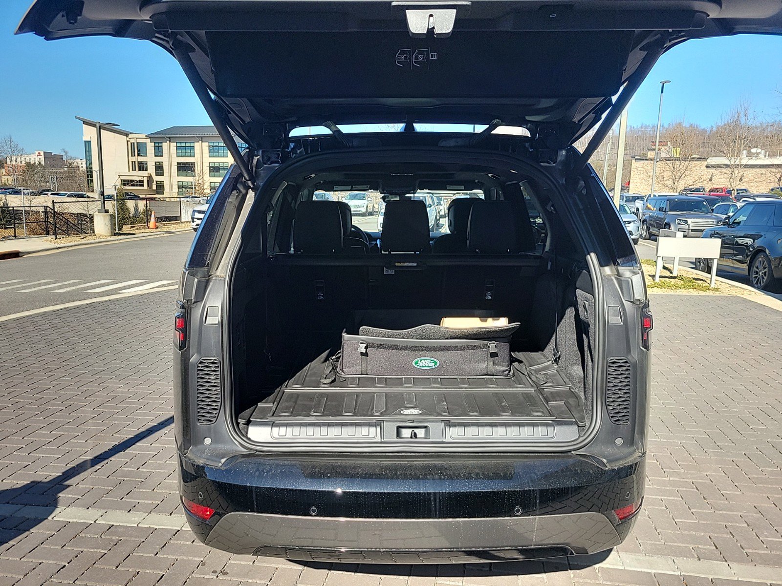 Certified 2025 Land Rover Discovery Dynamic SE AWD/4WD image 7