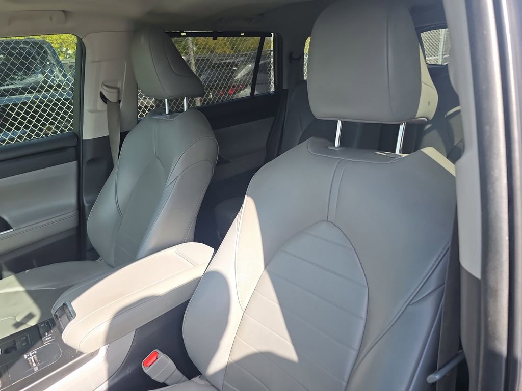 Used 2020 Toyota Highlander XLE image 18