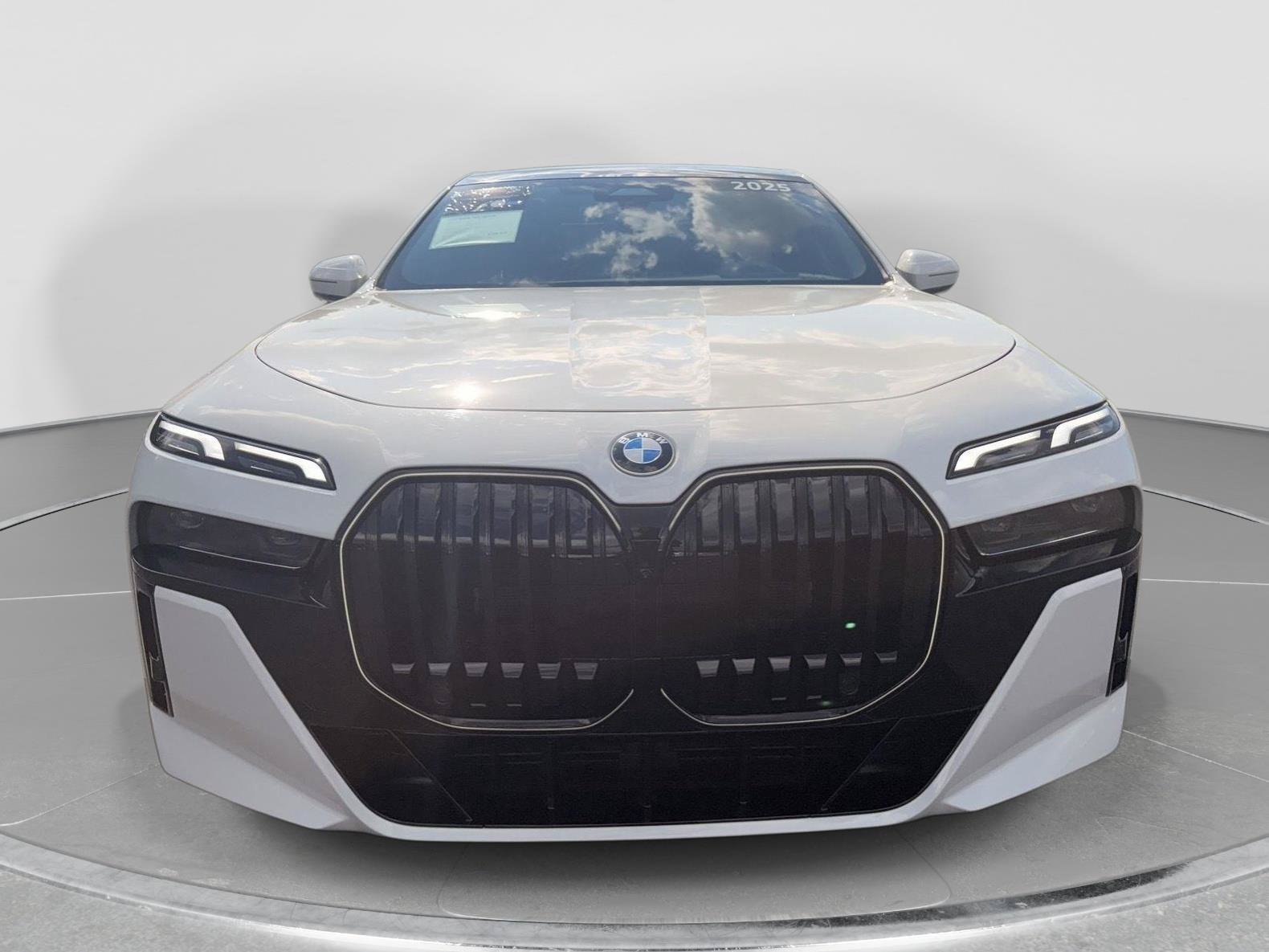 Certified 2025 BMW 760i xDrive w/ Premium Package AWD/4WD image 8
