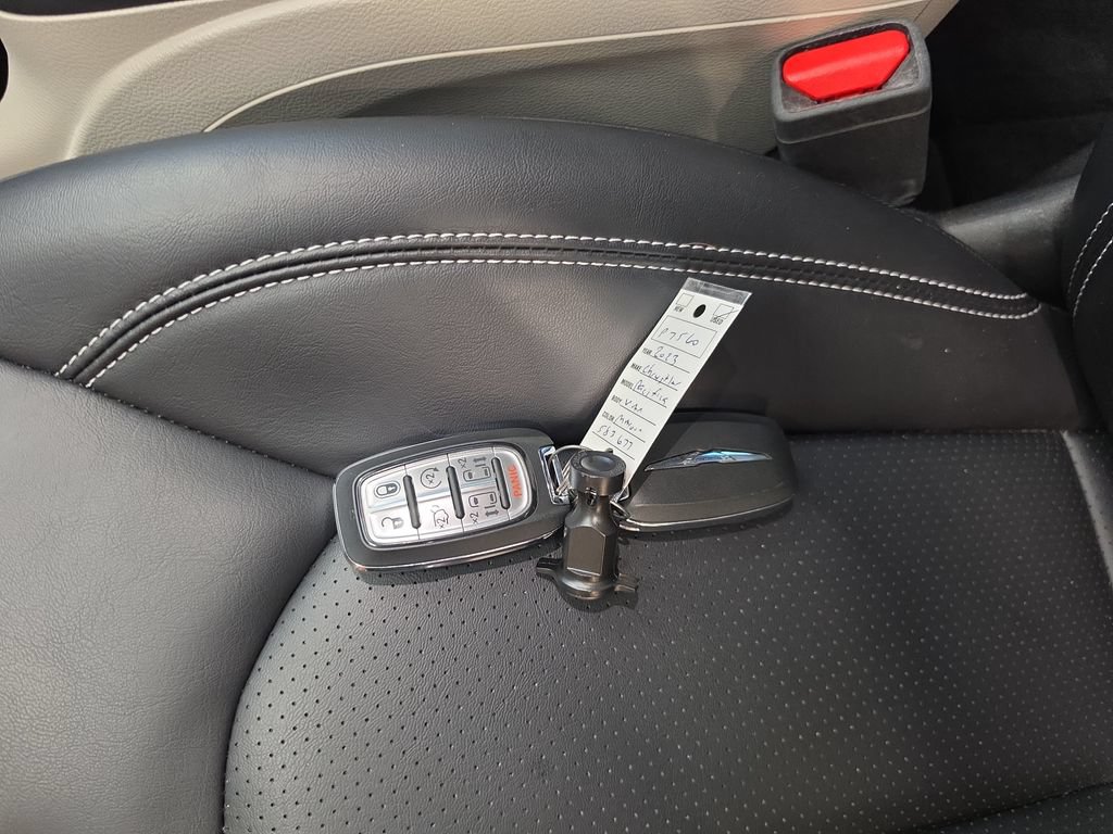 Used 2023 Chrysler Pacifica Touring-L FWD image 35