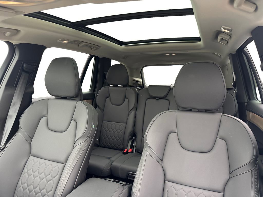 Certified 2025 Volvo XC90 B5 Plus AWD/4WD image 22
