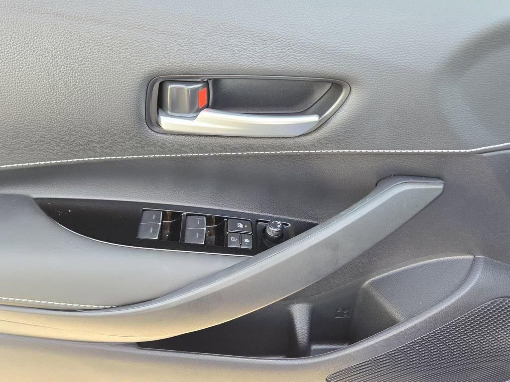 Used 2025 Toyota Corolla SE w/ SE Package image 34
