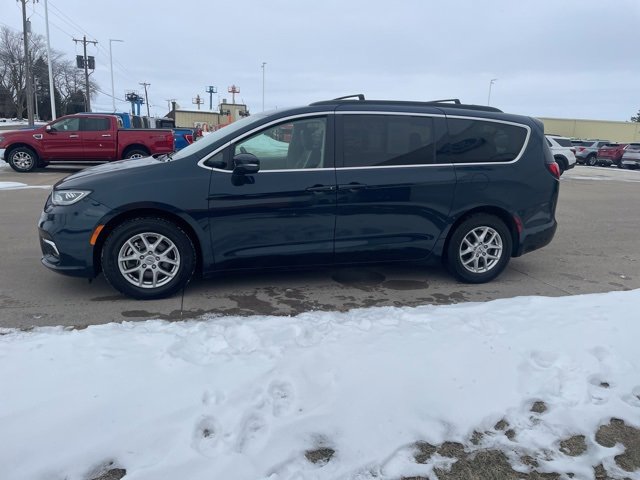 Used 2022 Chrysler Pacifica Touring-L image 11