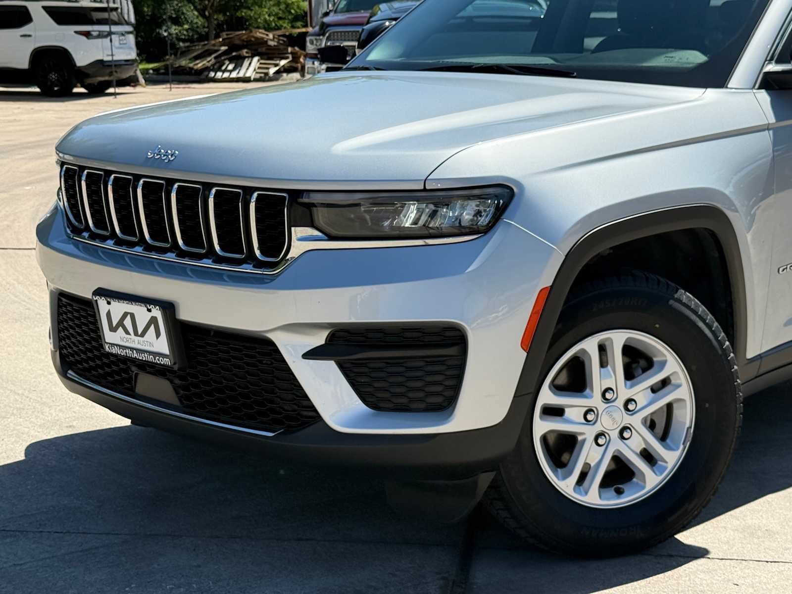 Used 2023 Jeep Grand Cherokee Laredo RWD image 2