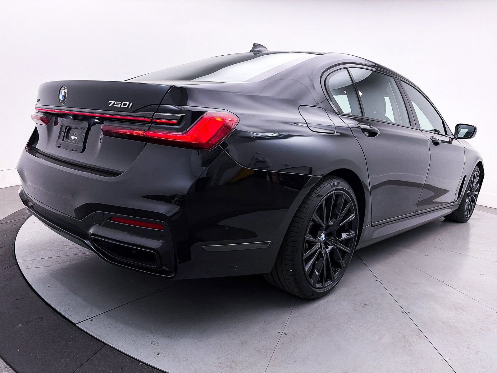 Used 2022 BMW 750i xDrive w/ Luxury Rear Seating Package image 19