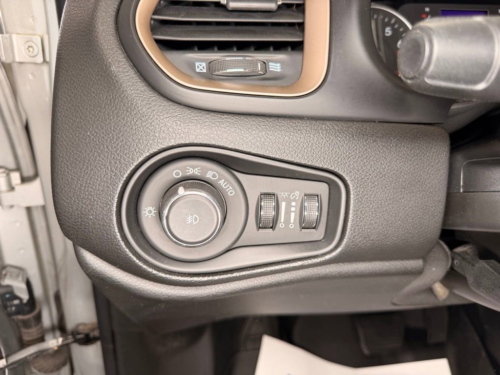 Used 2015 Jeep Renegade Latitude w/ Popular Equipment Group AWD/4WD image 6