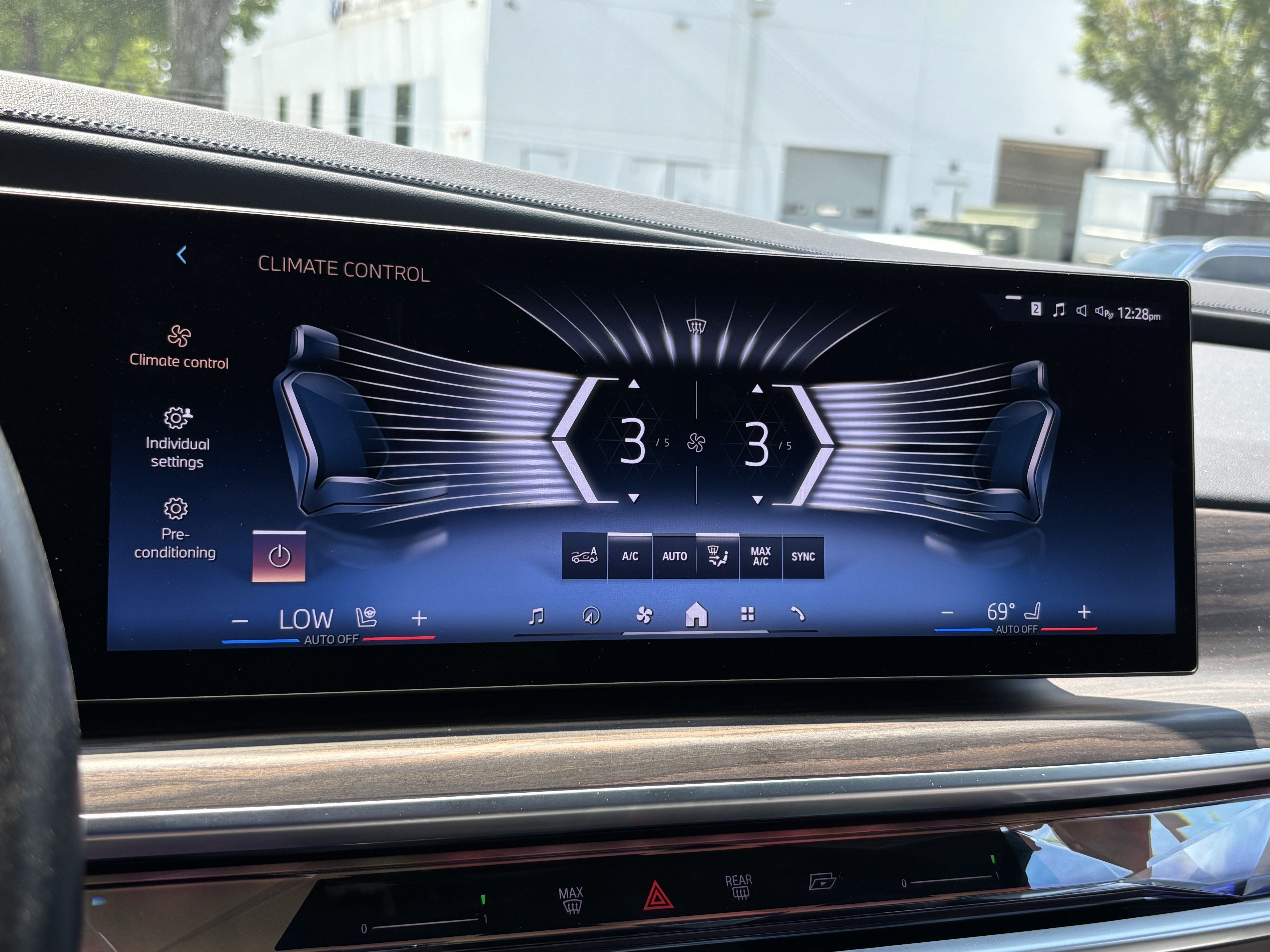 Certified 2023 BMW i7 xDrive60 AWD/4WD image 29