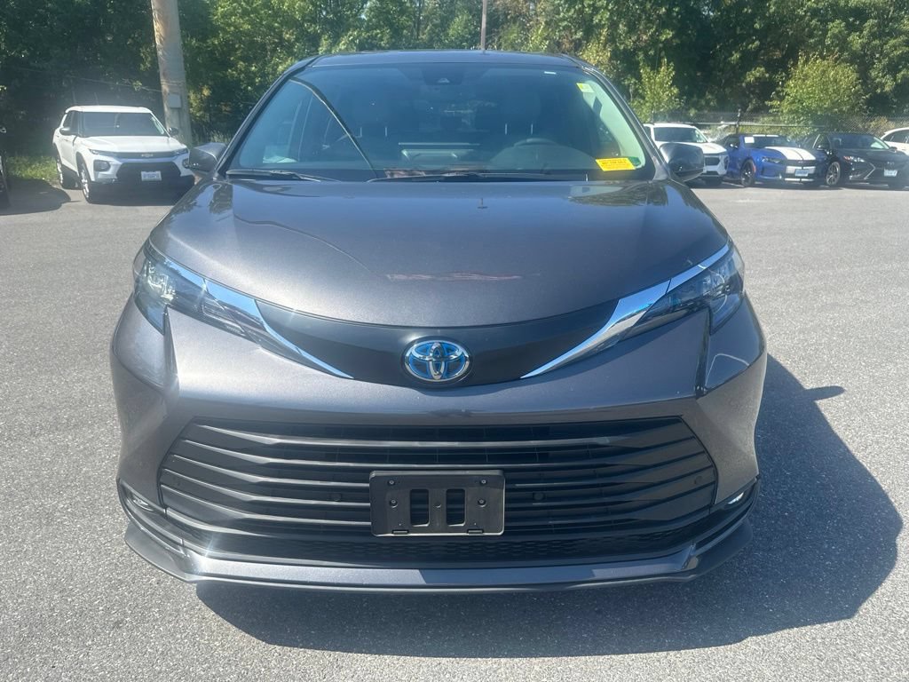 Used 2025 Toyota Sienna XLE FWD image 2