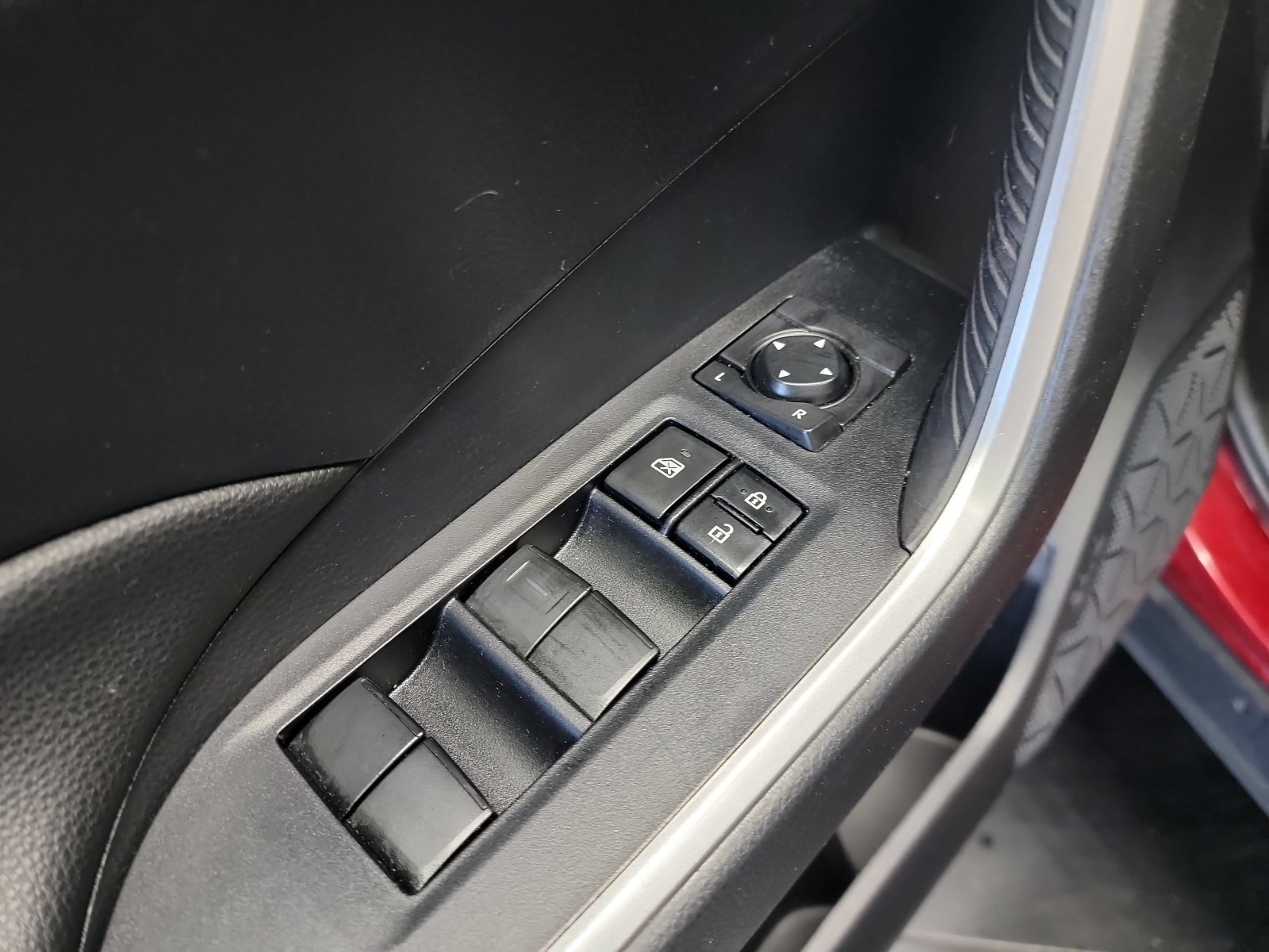 Used 2021 Toyota RAV4 LE AWD/4WD image 14
