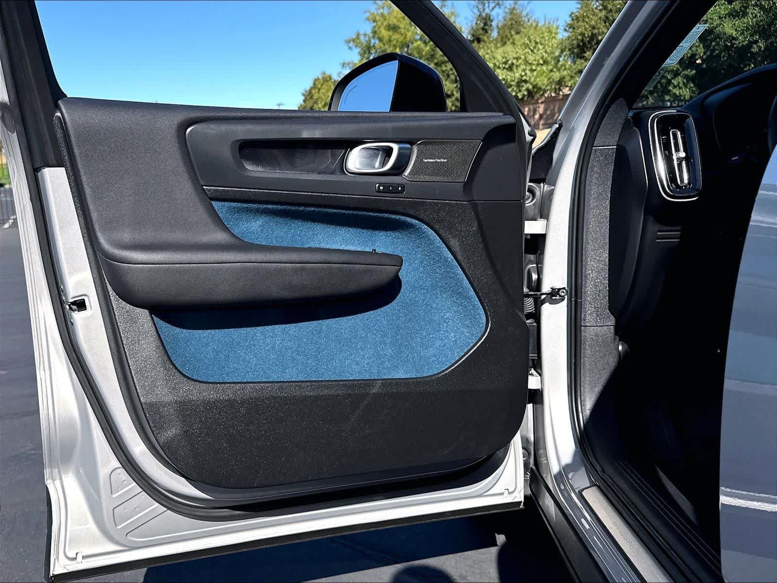Used 2023 Volvo XC40 Recharge Ultimate AWD/4WD image 26