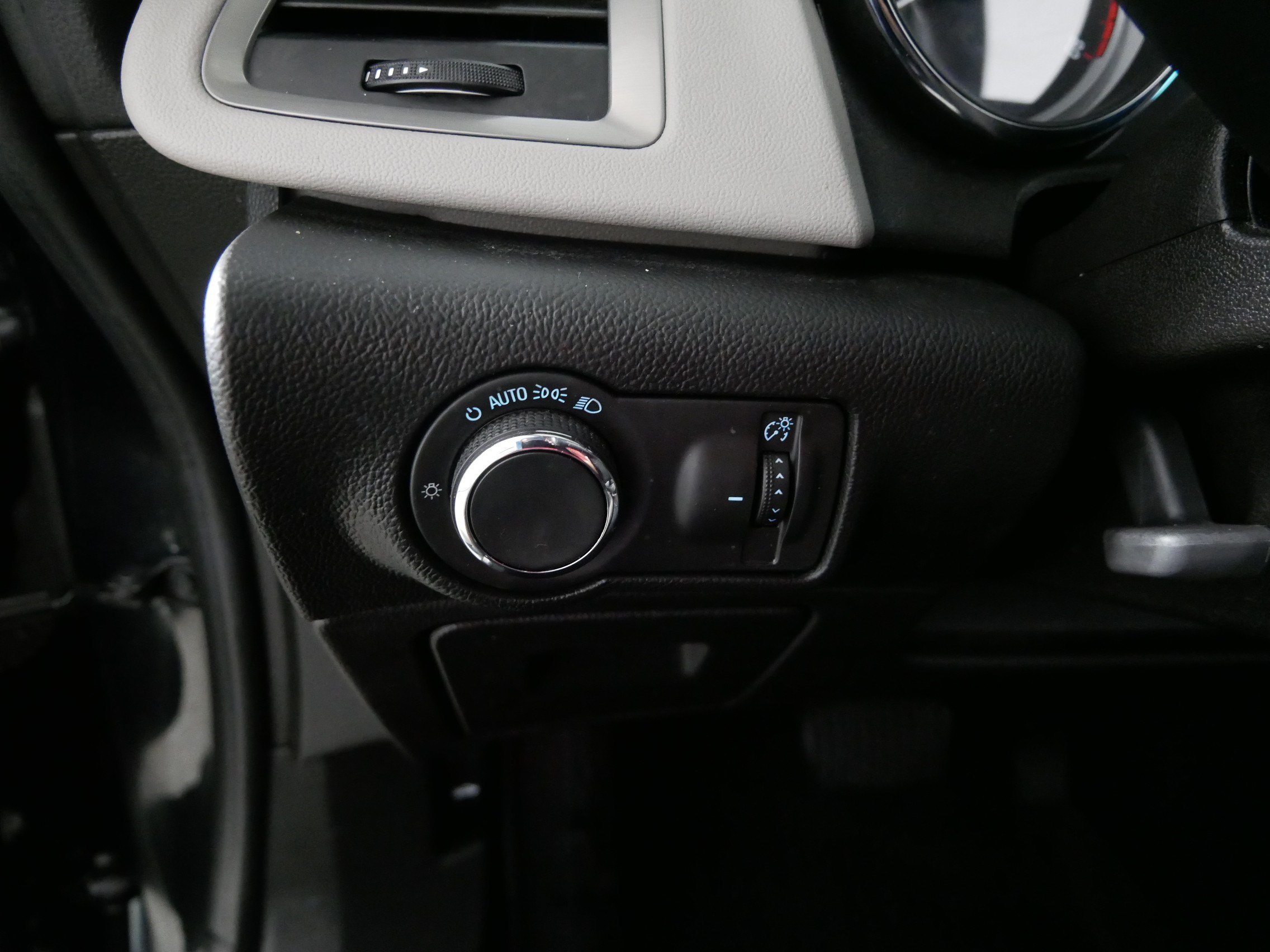 Used 2015 Buick Verano w/ Comfort Package FWD image 26