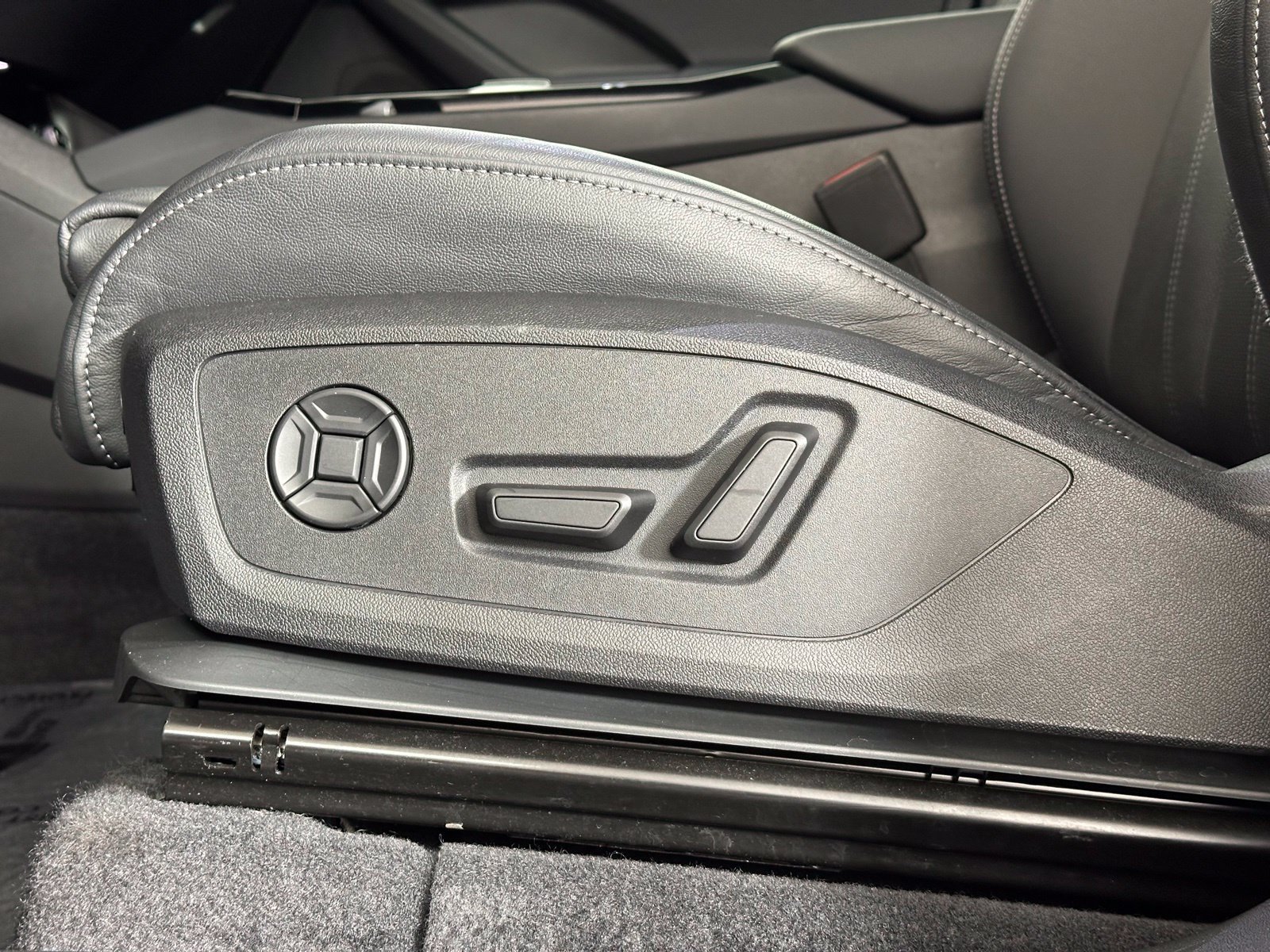 Used 2025 Audi Q6 e-tron Premium Plus w/ Premium Plus AWD/4WD image 6