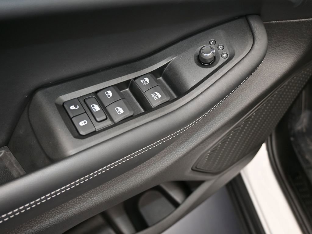 Used 2025 Jeep Grand Cherokee Altitude image 13