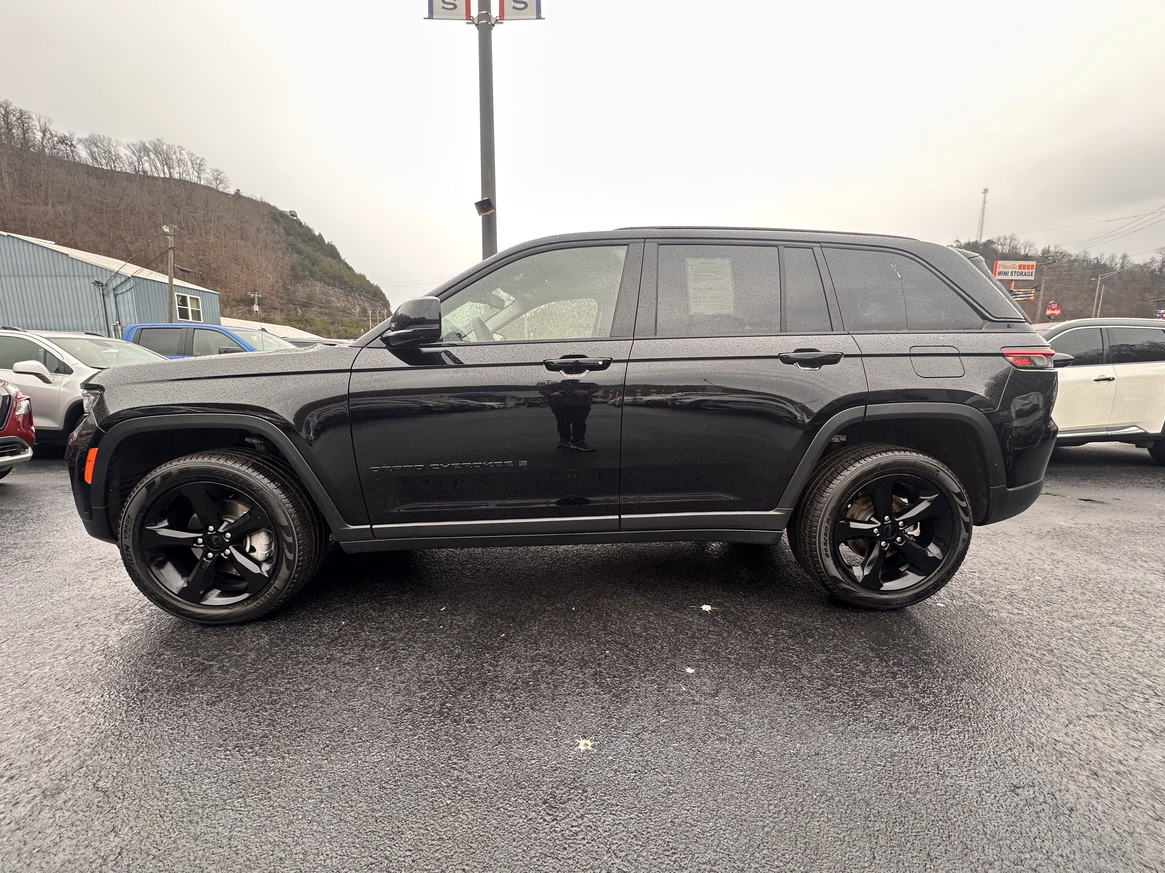 Used 2023 Jeep Grand Cherokee Limited w/ Luxury Tech Group II image 17