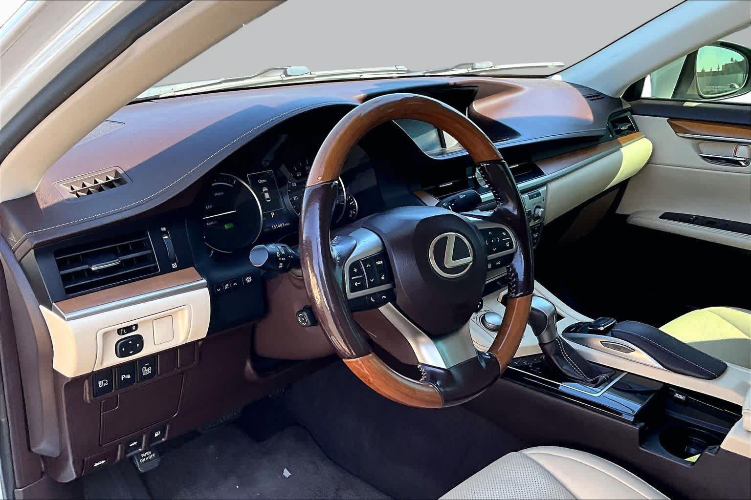 Used 2016 Lexus ES 300h w/ Navigation System Package FWD image 17