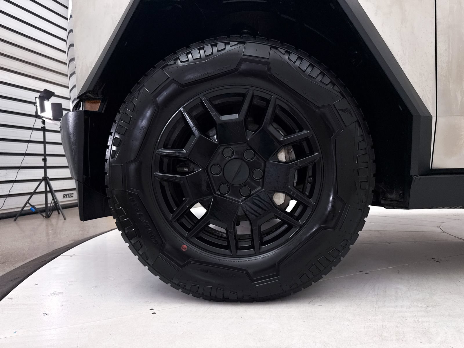 Used 2024 Tesla Cybertruck AWD Crew Cab image 15