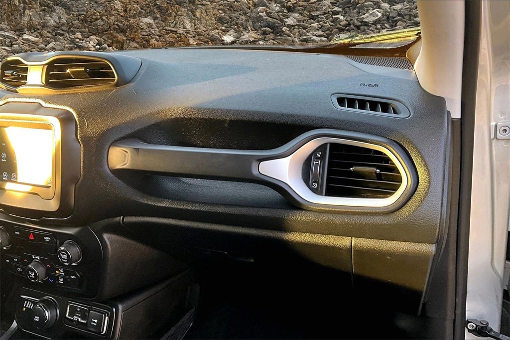 Used 2020 Jeep Renegade Latitude image 15